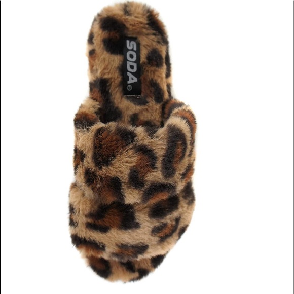 Soda Women Soft Fur Fuzzy Fluffy Sandals Leopard - Picture 3 of 3